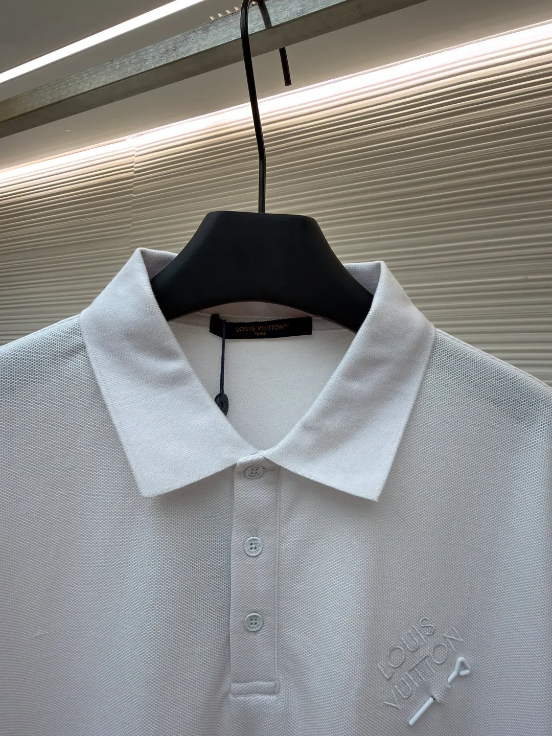 LOUIS VUITTON pin embroidered polo shirt ●Original version: Purchased and developed for 6500 ●Item number: 1681204-A35 ●Fabric: pique cotton fabric ●Technology: embroidery production ●Color: white ●Version: fitted version ●Weight: about 305 grams ●Size: XS-S-M-L ●Description: The fabric is made of customized 6-corner piqué cotton, with unique shape and texture, which is breathable and comfortable, not easy to deform and has greatly increased durability; the flat-knit thread dyeing for the neckline ensures that the color of the neckline perfectly matches the overall tone of the clothes. The flat-knit thread production process makes the neckline highly elastic and fits the neck without feeling constrained when worn; a keyhole is specially made under the embroidery, and custom-made pin accessories are strung together as decorative highlights to add a sense of fashion and uniqueness to the clothes. The overall wiring is straight and delicate, the fabric is comfortable and soft, and the color is consistent without color difference. It can be matched with the same style to create a fashionable look and control various occasions. Customized accessories, complete with three standards, same style for men and women!